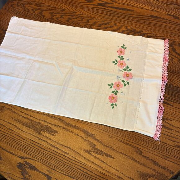 VTG Antique Single Cotton Pillowcase Embroidered Floral Design & Crochet Edging - Picture 3 of 8